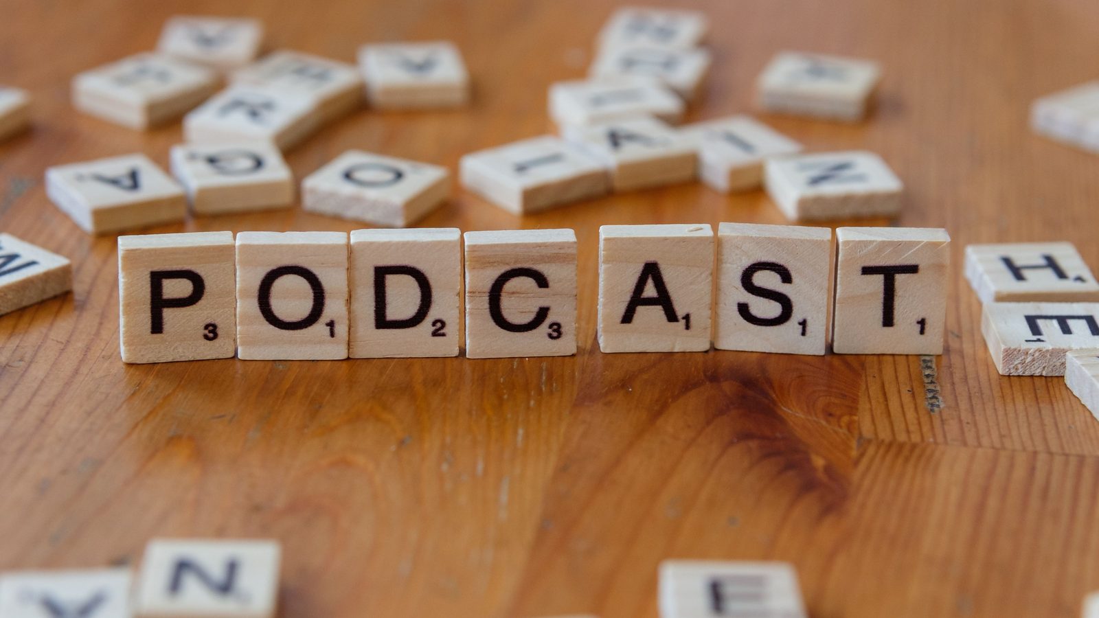 Iskolaválasztó podcast – PODCAST felirat scrabble-betűkből
